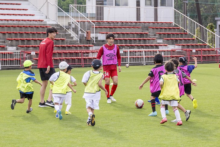 選手とハイタッチ
