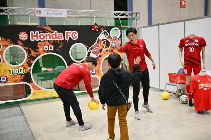 選手と一緒にサッカー